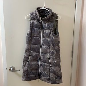 Evereve Anorack long camo puffer vest